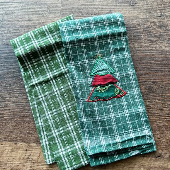Set of 2 Christmas Towels New without Tags, Holiday Towels, Xmas Towels - Picture 1 of 4